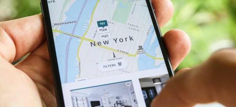 Personne avec un smartphone en main cherchant un logemnet airbnb à New York