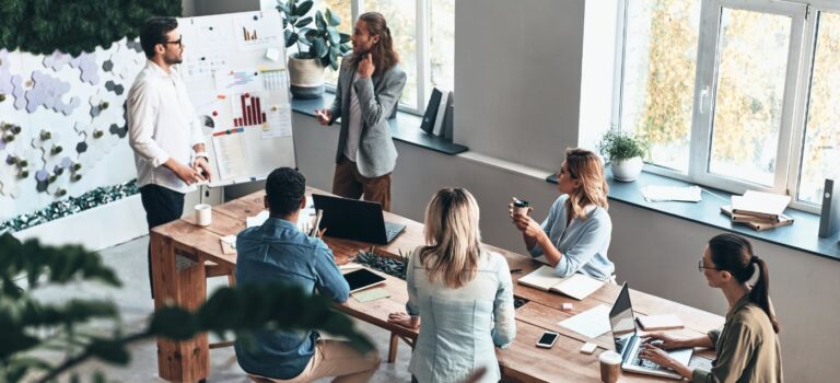 De jeunes collaborateurs en train de brainstormer au cours d'une reunion pour illustrer la proptech