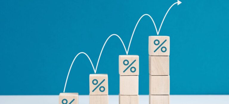 des cubes avec des pourcentages et une fleche vers le haut pour illustrer la hausse des taux de credit immobilier