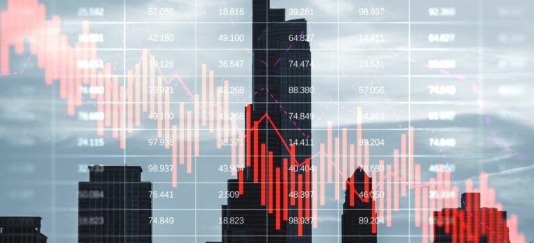 Graphique avec des prix à la baisse et des immeubles en superposition pour illustrer la baisse des prix immobiliers