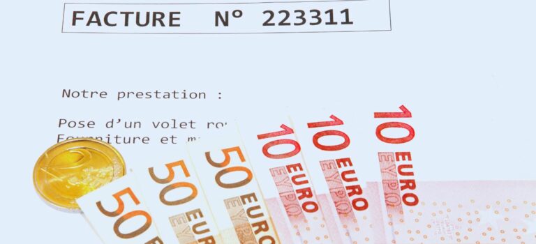 Facture de pose de volets avec des euros pour illustrer les travaux immobilier