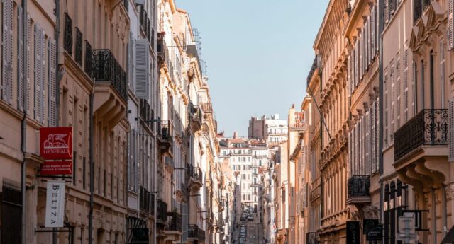 Vue de rues du centre ville de Marseille pour illustrer le marche immobilier