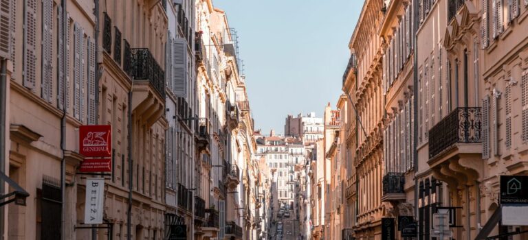 Vue de rues du centre ville de Marseille pour illustrer le marche immobilier