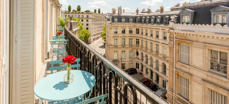 Balcon avec vue sur des immeubles de la rue de Tilsitt à Paris dans le 8ème arrondissement depuis la suite Victoria.