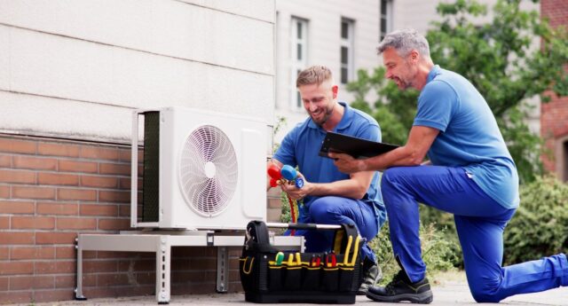 technicien sur une pompe à chaleur