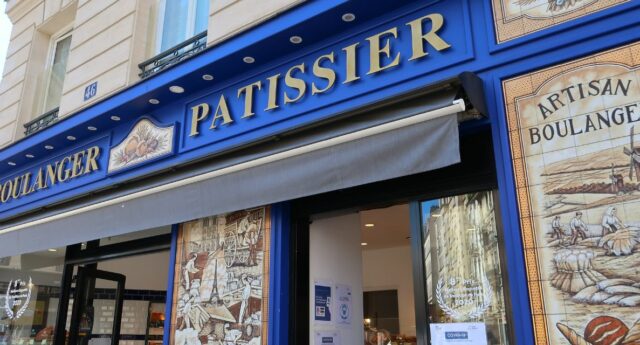 Vitrine d'une boulangerie a l'ancienne a Paris