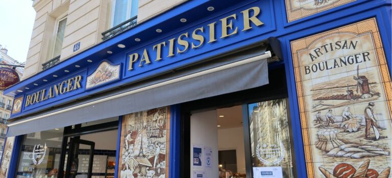 Vitrine d'une boulangerie a l'ancienne a Paris