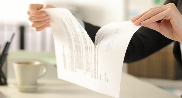 Femme dechirant un contrat