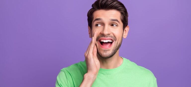 Portrait d'un homme d'une trentaine d'annee la main partageant une bonne nouvelle