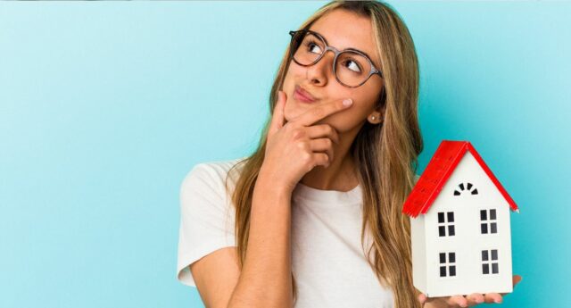 Une jeune femme cherche un crédit immobilier