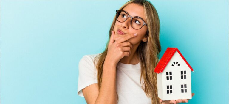 Une jeune femme cherche un crédit immobilier