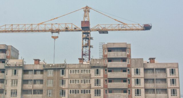 Une grue au dessus d'immeubles construction pour illustrer l'immobilier neuf