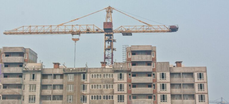 Une grue au dessus d'immeubles construction pour illustrer l'immobilier neuf