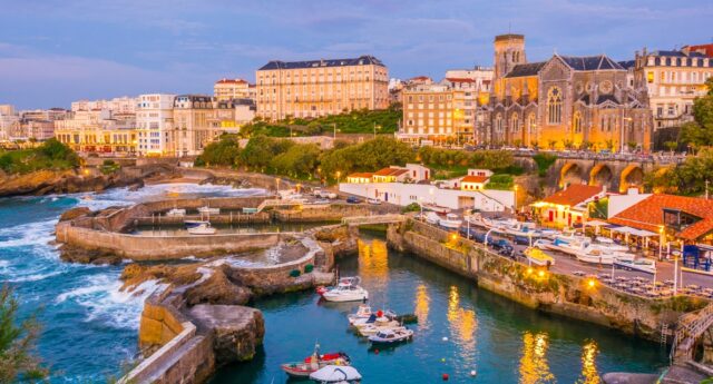 Coucher de soleil sur la marina de Biarritz au pays basque