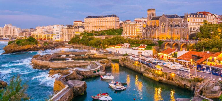 Coucher de soleil sur la marina de Biarritz au pays basque