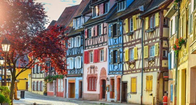 Rue pavee et maisons colorees a Colmar