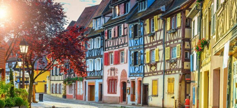 Rue pavee et maisons colorees a Colmar