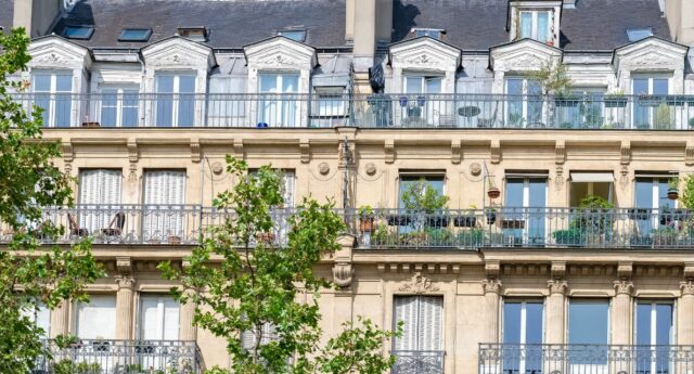 Immeuble haussmanien avec balcons