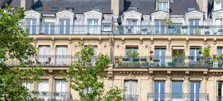 Immeuble haussmanien avec balcons