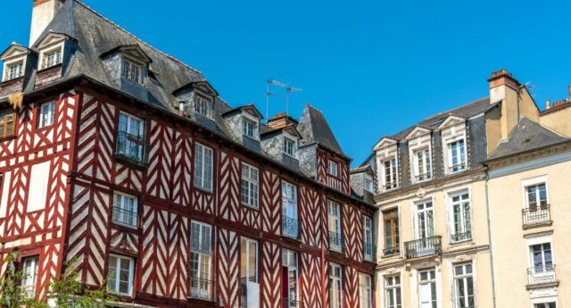 Facades d'immeubles anciens à colombage à Rennes en Bretagne