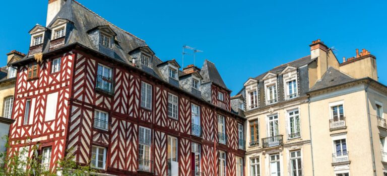 Facades d'immeubles anciens à colombage à Rennes en Bretagne