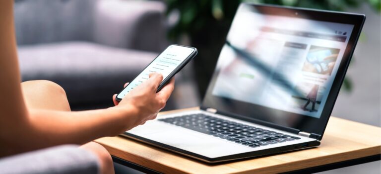 ordinateur pose sur une table basse pour illustrer l'internet