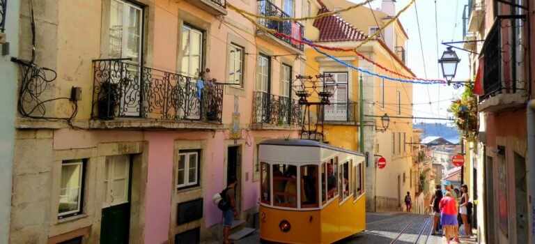 Vue d'une rue bordee d'immeubles a Lisbonne au Portugal