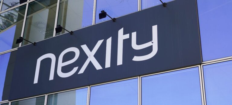 Enseigne avec logo Nexity sur immeuble neuf