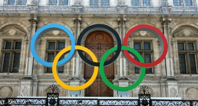 Mairie de Paris recouverte des anneaux olympiques