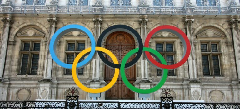 Mairie de Paris recouverte des anneaux olympiques
