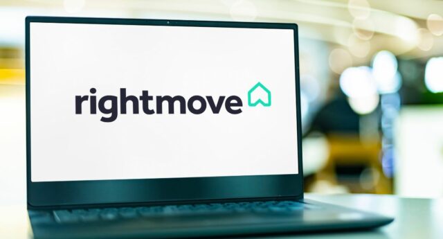 Ordinateur portable avec le logo du portail d'annonces immobilieres RightMove