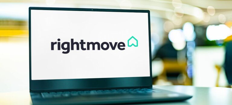 Ordinateur portable avec le logo du portail d'annonces immobilieres RightMove