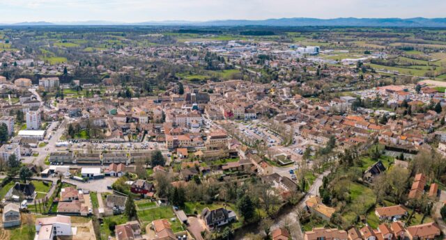 Vue aerienne de maisons a Chatillon sur Chalaronne dans l'Ain en Auverge Rhone Alpes
