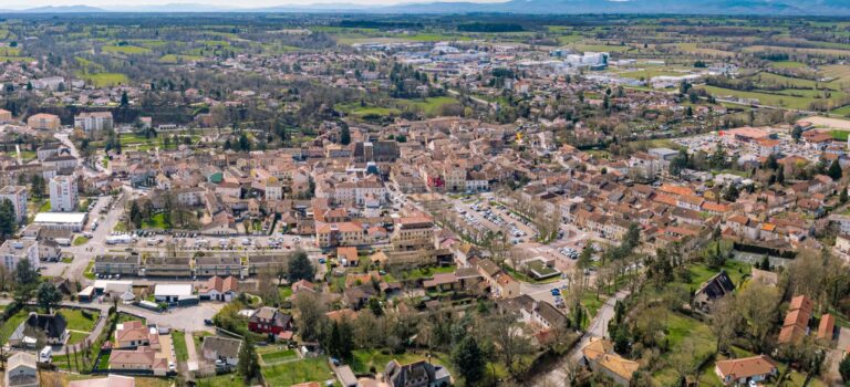 Vue aerienne de maisons a Chatillon sur Chalaronne dans l'Ain en Auverge Rhone Alpes