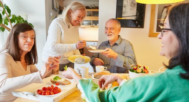 Seniors en colocation train de prendre un brunch