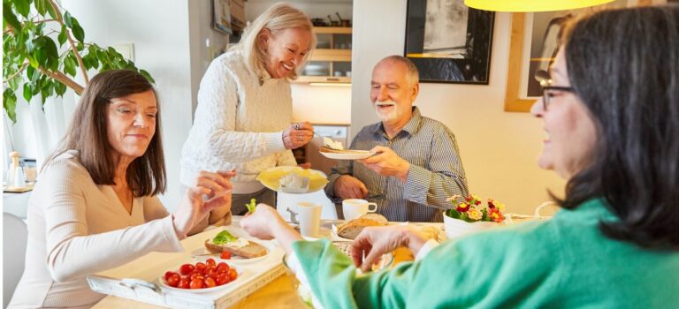 Seniors en colocation train de prendre un brunch