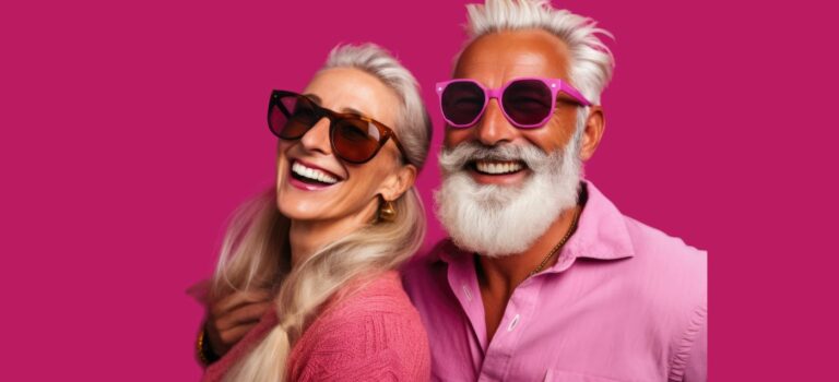 couple joyeux avec des lunettes de soleil rose