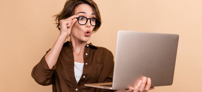 femme agent immobilier regardant son ordinateur