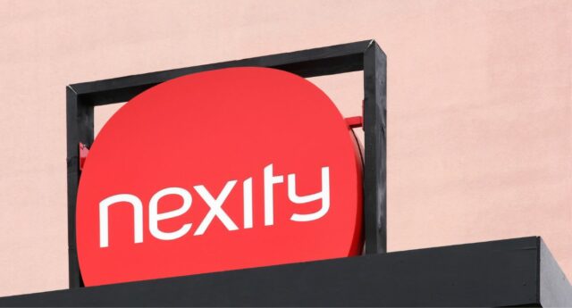 Logo Nexity pose sur le toit d'un immeuble