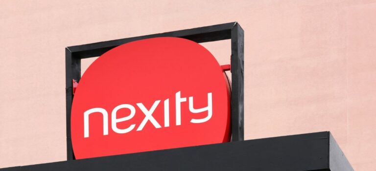 Logo Nexity pose sur le toit d'un immeuble