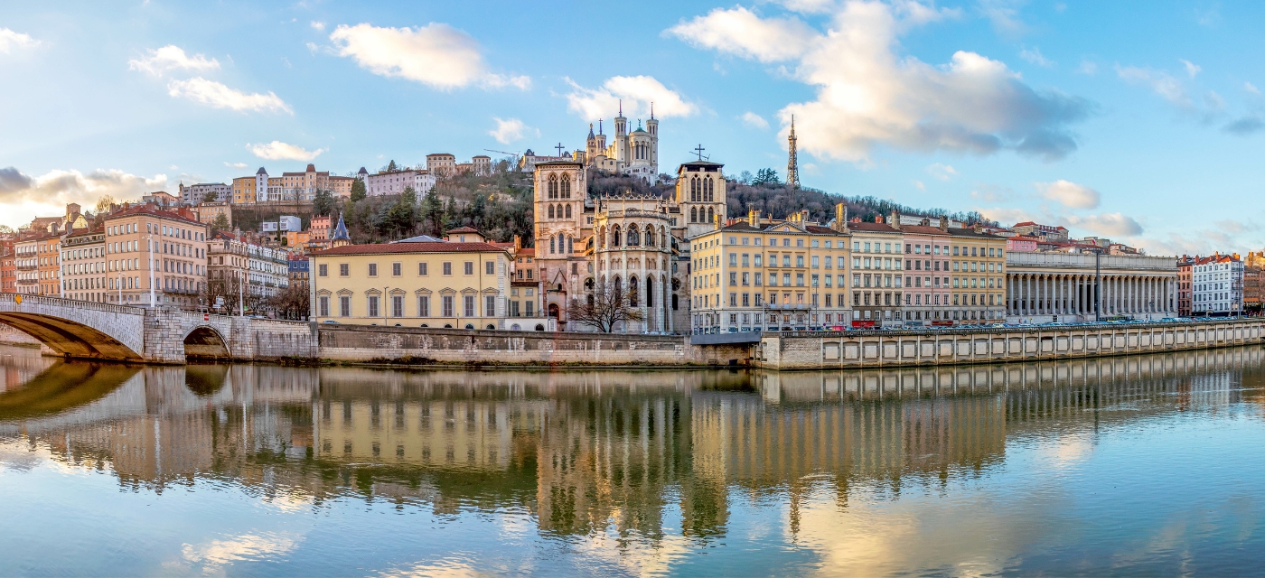 Vue du Rhone et de Notre Dame de Fourviere pour illustrer l'immobilier a Lyon.