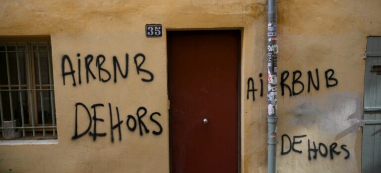 Immeuble tagué Airbnb dehors dans le quartier du Panier a Marseille