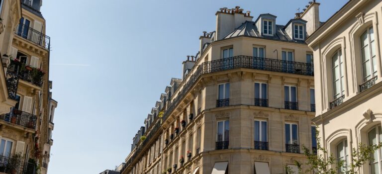 Façades d'immeubles à Paris pour illustrer l'immobilier