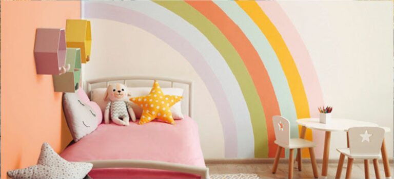 Chambre d'enfant avec la couleur de l'année 2024