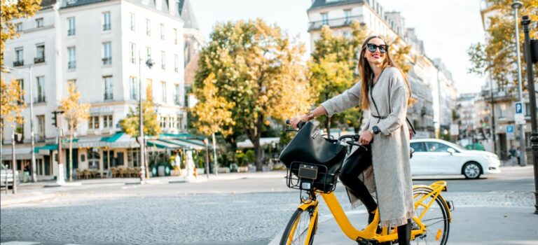 jeune femme à vélo