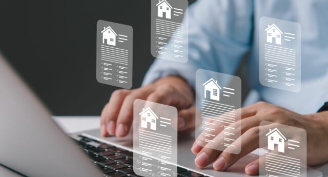 Agent immobilier devant un ordinateur