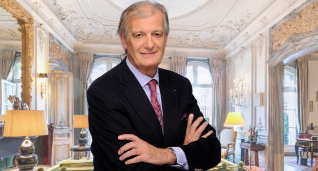 Portrait de Charles Marie Jottras dans le salon d'un appartement de luxe