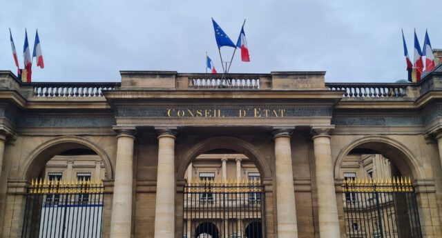 Le batiment du Conseil d'Etat avec des drapeaux bleu, blanc, rouge a Paris.