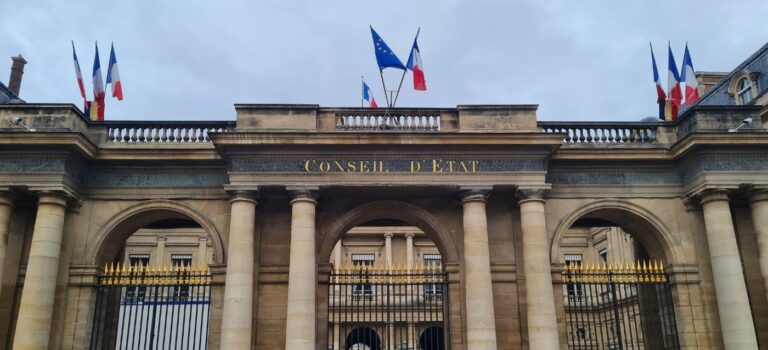 Le batiment du Conseil d'Etat avec des drapeaux bleu, blanc, rouge a Paris.