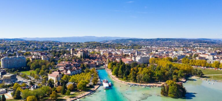 Vue du lac d'Annecy et de la ville d'Annecy à proximite de la Suisse